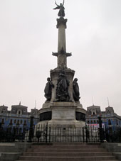 Площадь Второго мая в честь защитников Перу от испанского вторжения в Кальяо 2 мая 1866 года.