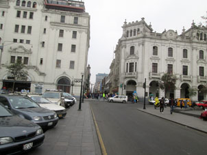 С площади Сан Мартина открывается улица, ведущая на площадь Оружия (Plaza de Armas).