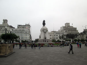 Памятник Хосе де Сан Мартину на одноимённой площади.