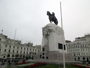 Памятник Хосе де Сан Мартину на одноимённой площади.