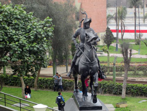 Статуя испанского Завоевателя (Конкистадора) в городе, где почитают освободителей от Испанской короны.