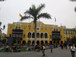 Площадь Оружия или Главная площадь Лимы. Радужный флаг на здании - флаг инков и к половым извращенцам не имеет никакого отношения.