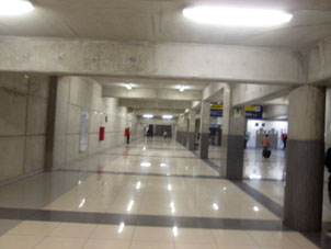 Вход в метро Лимы был таким же, как и в других крупных городах мира.