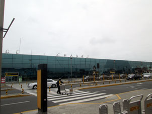 Аэропорт Лимы назван в честь Чавеса, не Уго Рафаэля, а Хорхе, но всё-таки Чавеса.