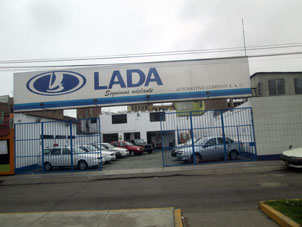 Автосалон "Лада" в Лиме недалеко от аэропорта.
