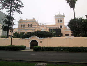 Российское посольство на проспекте Салаверри в Лиме.