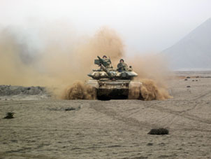 Танк Т-90С едет по пустыне.
