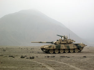 Танк Т-90С готовится к стрельбе.