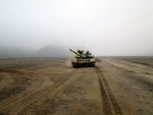Танк Т-90С едет по пустыне.