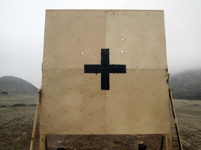 Бронебойный подкалиберный снаряд прошивает фанерную мишень как стрелка, а в Перу подкалиберный снаряд и называется flecha. 