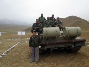 Я рядом с танком Т-55 производства "Уралвагонзавод", который 40 лет и три месяца в боевом строю в Перуанской Армии, на полигоне "Крус де Уэсо (Костяной Крест)" в Республике Перу.