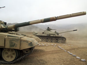 Два танка - два брата производства "Уралвагонзавод": Т-55 и Т-90С.