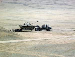 Танк Т-55 готовится к отправке.
