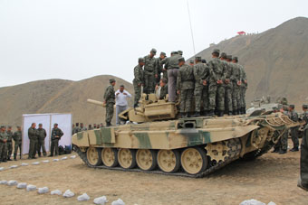 Объяснение перуанским офицерам особенностей танка Т-90С. Извините, что к Вам спиной стою (я в серых штанах).