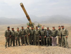 Фотография с перуанскими танкистами, в том числе и со вторым танкистом, который водил Т-90С.