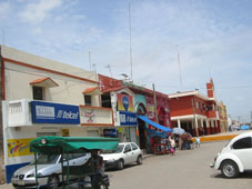 Улица Канасина с салоном связи Telcel и Муниципальным дворцом