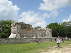 Места для знати на самой большой в Мезоамерике площадке для игры в мяч