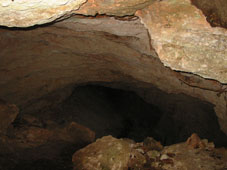 Карстовая пещерка на территории археологической зоны Чичен-Итца.