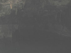 В глубине пещеры было темновато, а вода казалась чёрной.