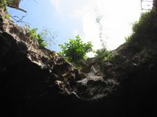 Вид из карстовой пещеры в районе Кусамы