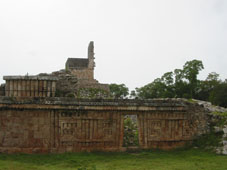 Смотровая башня в Лабне и стена сооружения
