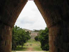 Проход через арку в стене дворца в Ущмале