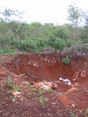 Свежевыкопанная яма в районе Конкаля, по которой можно видеть почвенный разрез.